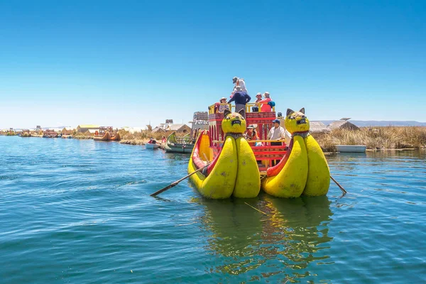 Les Touristes Montent Bateau Traditionnel Roseau Sur Lac Titicaca Oct — Photo