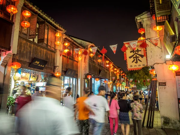 Suzhou, Çin - 29 Haziran 2017: Turist ünlü tarihi sokakta, Shan Tong Street dolanıyorsun.