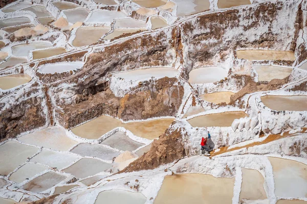 Een Zout Werknemer Draagtas Tot Maras Zout Mijnen Peru — Stockfoto