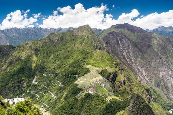 Huayna Picchu 'nun tepesinden Machu Picchu' nun hava görüntüsü.