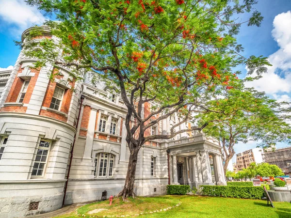 Tainan edebiyat Ulusal Müzesi alev ağaçları çiçekleri ile.