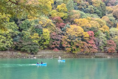 Sonbahar sahne Arashiyama, Kyoto Hozu Nehri üzerinde. (Japonya)