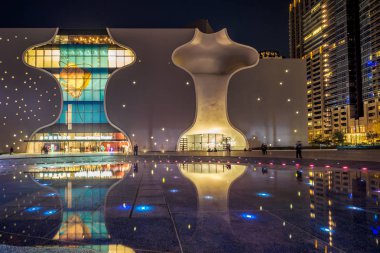 Taichung, Tayvan - 10 Mar 2018: Çeşmeler gösterinin Ulusal Taichung Tiyatrosu önünde bir gece görünümü. 