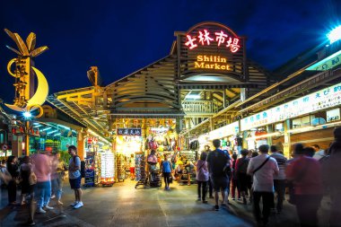 Taipei / Taiwan - Jul 5, 2018: Tourists are shopping in Shilin Night Market. clipart