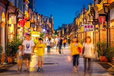Taipei, Tayvan - 9 Haziran 2018: Turist Sanxia eski caddenin dolaşıyorlar.