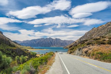 Lake Hawea boyunca boyun uyanık yataydan. (Wanaka, Yeni Zelanda)