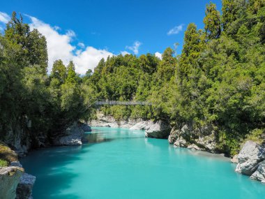 Hokitika Gorge Yeni Zelanda'da South Island çarpıcı turkuaz mavi nehir üzerinde salıncak köprüdür.