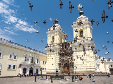 Lima, Peru - 12 Ekim 2017: Basilica ve San Francisco Manastırı çevresinde güvercinler uçuyor.