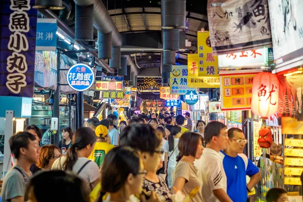 Taipei, Tayvan - 4 Ağustos 2018: Bir kalabalık turist şarkı Ren gece pazarı Shulin City etrafında yürüyor.