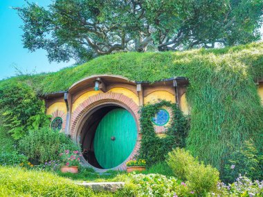 Matamata, Yeni Zelanda - 27 Mar 2016: Frodo Baggins film Hobbitköy kümesindeki en ünlü bir evim.