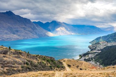 Yeni Zelanda'da Queenstown tepenin üstünden havadan görünümü.