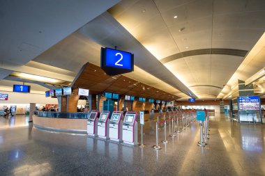 Taoyuan, Tayvan - 6 Aralık 2018: Taoyuan International Airport terminal 1'deki sayaçları onay.