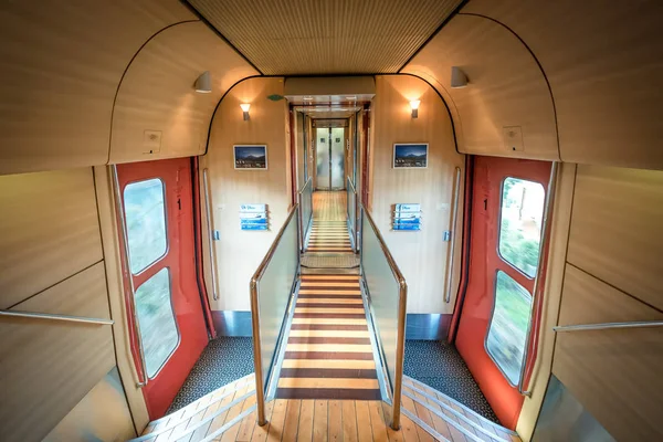 2018 由布岳の内部 森のキャビン 急行列車 — ストック写真
