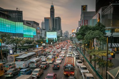 Bangkok, Tayland - Mar 21, 2019: Yoğun saatlerde Central World Store önünde trafik sıkışıklığı.