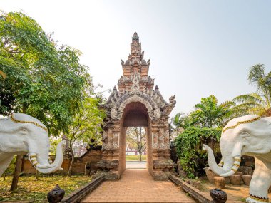 Tayland 'ın Chiang Mai şehrindeki Wat Lok Köstebek Tapınağı' nın giriş kapısı..