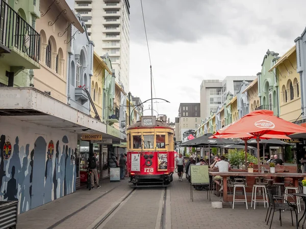 Christchurch, Yeni Zelanda - 29 Ocak 2020: Bir Christchurch tramvayı yeni Regent caddesinde Central City tramvayı çalışıyor.
