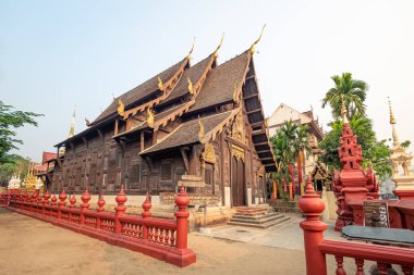 Chiang Mai - 16 Mart 2019 Wat Phan Tao ünlü Wat Chedi Luang Tapınağının yanında oturan güzel bir ahşap tapınak.