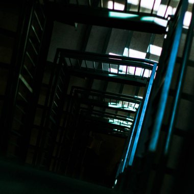 Modern bir binanın içinde.