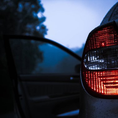 huysuz bir günde açık arabanın arka ışık