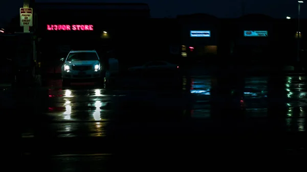 Coches Gasolinera Del Día Lluvioso Oscuridad Con Los Faros Brillando — Foto de Stock