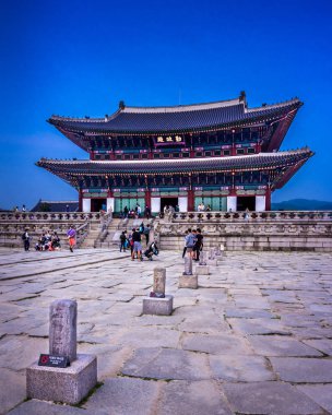 Seoul, Kore - 11 Mayıs 2017: Gyeongbokgung Sarayı ya da Gyeongbok Palace, Joseon Hanedanı'nın ana Kraliyet Sarayı oldu. 1395 inşa edilen bu Kuzey Seul, Güney Kore'de yer almaktadır.