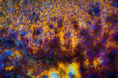 Renkli paslı çelik yüzeyi ile çatlamak.