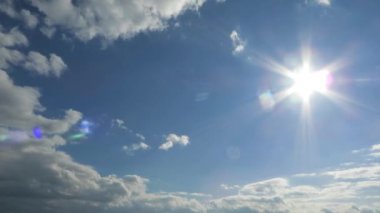 zaman atlamalı mavi gökyüzü bulutlar