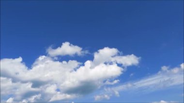 zaman atlamalı mavi gökyüzü bulutlar