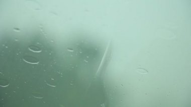 yağmurlu bir gün sürüş