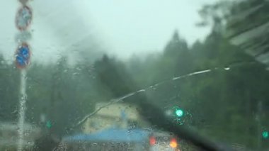 yağmurlu bir gün sürüş