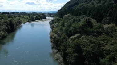 havadan görünümü, harika doğal sahne, mavi gökyüzü, nehir, dağ