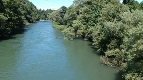 Luchtfoto Prachtig Natuurschoon Blauwe Hemel Rivier Berg — Stockvideo