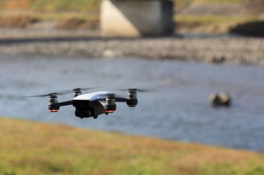 Nehri üzerinde uçan uçak