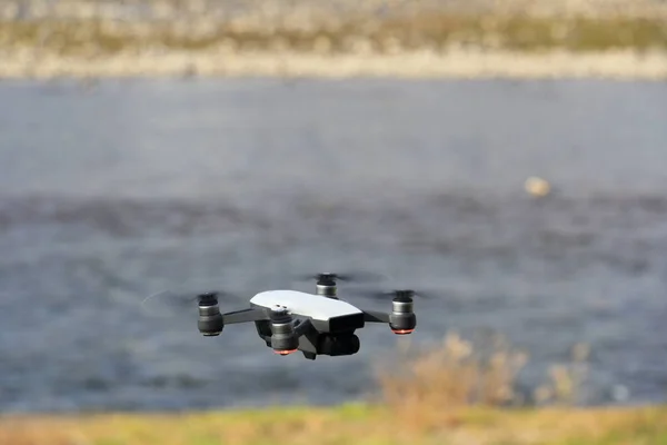 Drohne Fliegt Über Den Fluss — Stockfoto