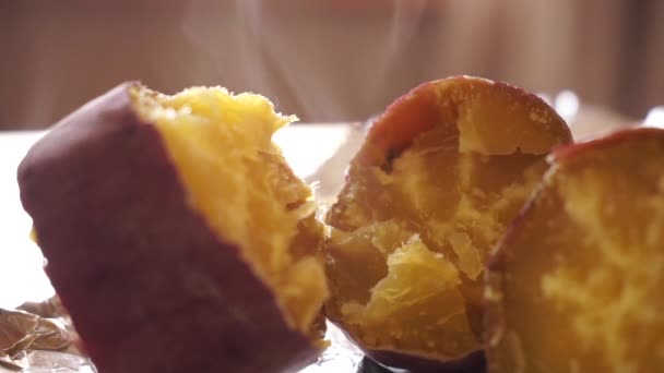烤红薯的蒸汽 — 图库视频影像