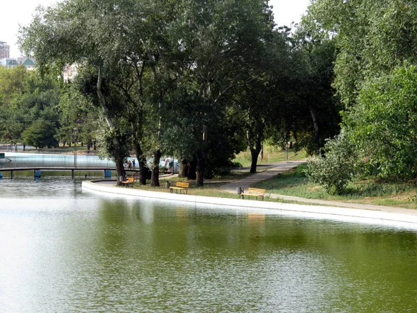在湖上公园的儿童和成人的桥梁和水小船 — 图库照片
