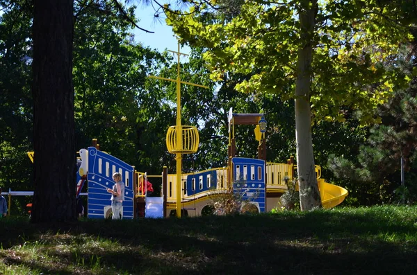 Παιδική Χαρά Στο Πάρκο Της Πόλης Στην Οδησσό 2018 — Φωτογραφία Αρχείου