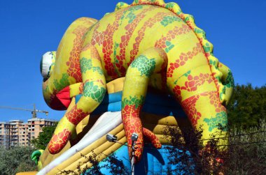 sürpriz yeni binalarda iguana bakar