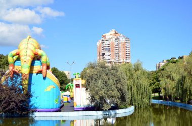 cazibe park alanındaki çocuklar için