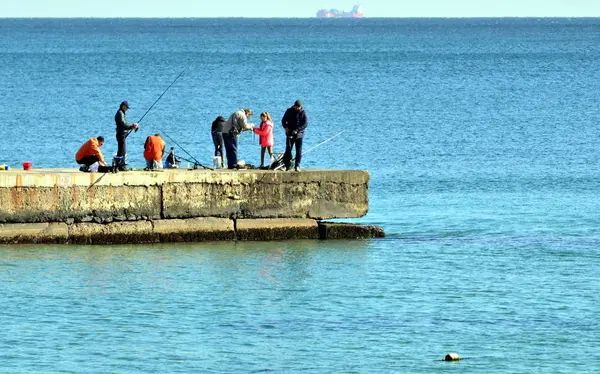 Glückliche Fischer Fangen Wochenende Fische Auf Der Seebrücke — Stockfoto