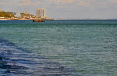 Odessa, Ukrayna - 10 04 2018: bulutlu hava görünümünde yeni binalar ve Karadeniz Arcadia plaj ve güzel görünümü