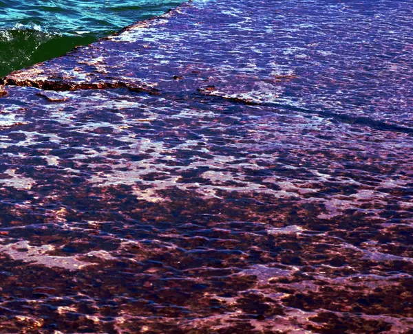 Velho Cais Concreto Marinho Sob Uma Camada Água Salgada Mar — Fotografia de Stock