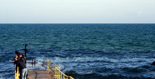 Odessa Ukrayna 2018 Fishermens Güneşli Sonbaharda Deniz Kıyısına Yakın Bir — Stok fotoğraf