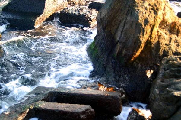 晴れた日の岩が多い海岸のサーフ泡 — ストック写真