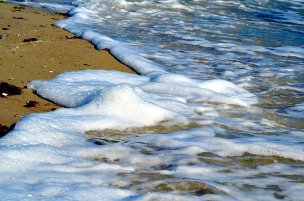 晴天の砂浜海岸に塩味の波 — ストック写真