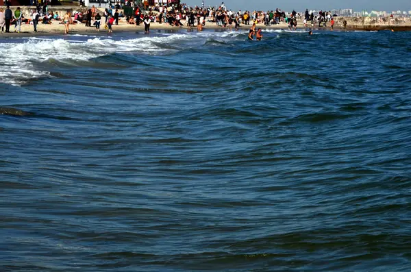 Odessa Ucraina 2018 Tanta Gente Sulla Spiaggia Autunno Una Copertina — Foto Stock