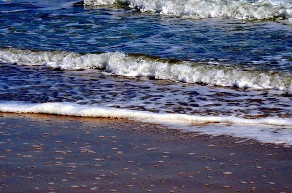 Κύματα Της Θάλασσας Και Υγρή Άμμο — Φωτογραφία Αρχείου