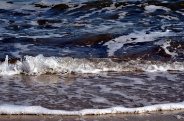 dalgalar deniz kumlu kıyıya yakın bakış