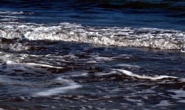 Sahildeki deniz dalgaları