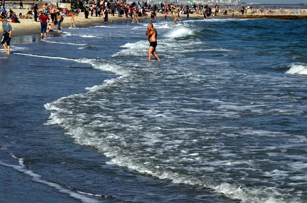 Odessa Ukraine 2018 Menschen Ruhen Und Baden Den Wellen Des — Stockfoto